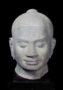 Hoofd van koning Jayavarman VII (1181-1218) Bayon-stijl, uit Preah Khan, 12e-13e eeuw (zandsteen)