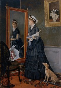Elegante vrouw die zichzelf in een spiegel bekijkt