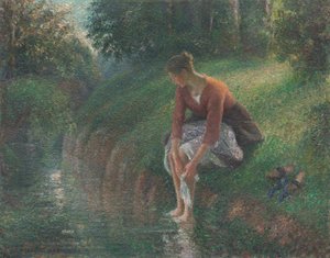 Vrouw baadt haar voeten in een beek