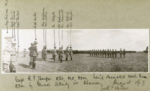 Generaal Allenby decoreert Kapitein Harper met de D.C.M. tijdens een ceremonie in Abassan, Zuid-Palestina, augustus 1917 door Capt. Arthur Rhodes