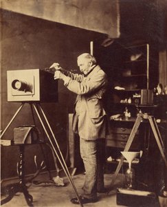[Zelfportret dat een collodiumplaat prepareert]. door Capt. Horatio Ross