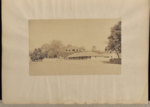 Madura. [Paleis van Trimul Naik, met het schoolgebouw van Mr. Fischer op de voorgrond.