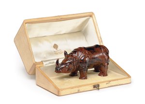 Een gesneden jaspis model van een neushoorn, ca. 1900 door Carl Fabergé