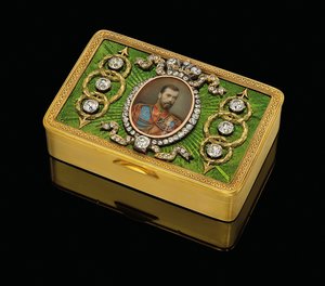 Een keizerlijke presenteer snuifdoos, met een aquarel op ivoor miniatuur van keizer Nicolaas II, ca. 1890 door Carl Fabergé
