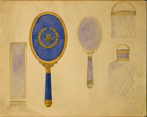 Een selectie van ontwerpen van het Huis van Carl Faberge inclusief een ovale handspiegel, een kleinere spiegel en twee gemonteerde flessen