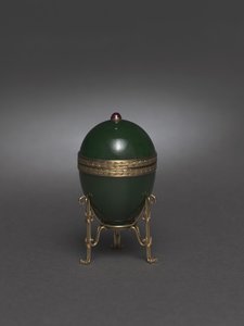 Jade ei met standaard, na 1900