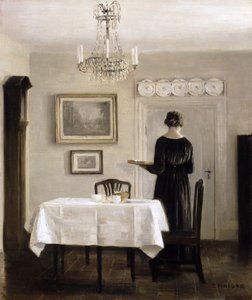Interieur met Dame die een Dienblad Draagt, c.1905 door Carl Holsoe