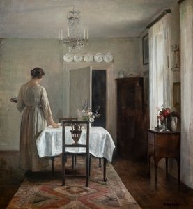 De vrouw van de kunstenaar de tafel dekken