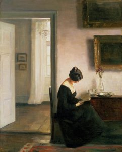 Vrouw die leest in een interieur