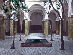 Noord-Marokko, Tangier, binnenplaats van een ambassade, circa 1910 door Carl Simon