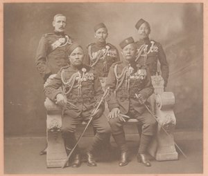 Koninklijke Indiase ordonnansofficieren van de Gurkha-regimenten door Carl Vandyk