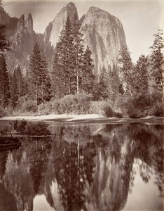 Spiegelbeeld van Cathedral Rocks, Yosemite, ca. 1872, gedrukt ca. 1876