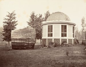 Het huis boven een stomp van een grote boom door Carleton Emmons Watkins