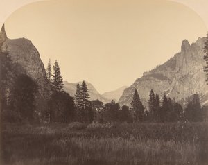 In de vallei, North Dome in het midden, Sentinel links, 1861 door Carleton Emmons Watkins