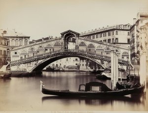 Uitzicht op het Canal Grande met de Ponte di Rialto in Venetië door Carlo Naya