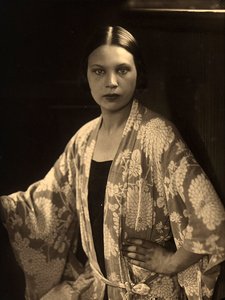 Halflang portret van Wanda Wulz in een kimono door Carlo Wulz