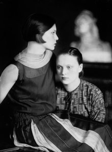 Portret van Wanda en Marion Wulz, Triëst, c.1920 door Carlo Wulz