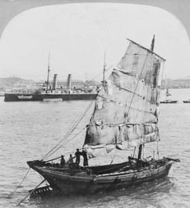 Chinese jonk en Brits oorlogsschip in de haven van Hong Kong, 1902