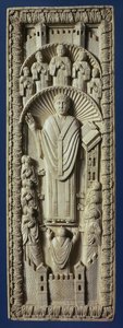Een aartsbisschop tussen zijn koor, ca. 875 AD (ivoren paneel) door Carolingian School
