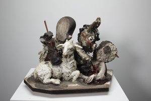 Hulp is onderweg, 2010 (hout, gips, klei, stof, verf) door Cathie Pilkington