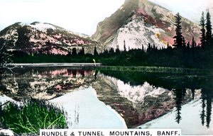 Mounts Rundle en Tunnel, Banff, Alberta, Canada, c1920s door Cavenders Ltd