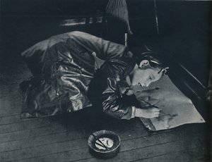 Een klein meisje dat achterblijft, stelt zich de tocht naar het platteland voor, 1941 door Cecil Beaton