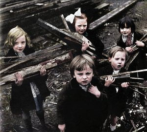 Brandhout, 1941 door Cecil Beaton
