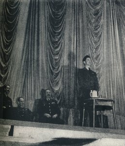 Flight Lt. J. Nicholson, V.C., benadrukt het belang van discipline aan cadetten, 1941