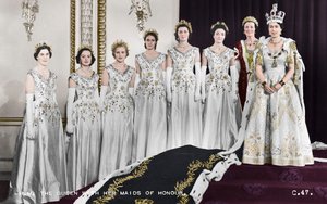 HM Koningin Elizabeth II met haar Eermeisjes, De Kroning, 2 juni 1953 door Cecil Beaton