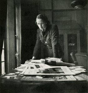 In de leeszaal, ca. 1943