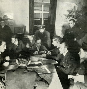 Ondervraging van luchtbemanningen, W.A.A.F. helpt bij dit werk, ca. 1943