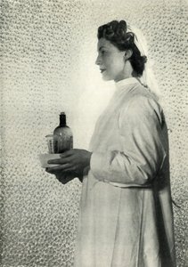 Verpleegkundige, ca. 1943 door Cecil Beaton