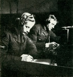 Op signaaldienst, ca. 1943 door Cecil Beaton