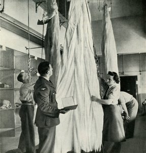 Parachute Pakkers, ca. 1943 door Cecil Beaton