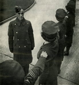 R.A.F. Sergeant oefent luchtvrouwen, c1943 door Cecil Beaton