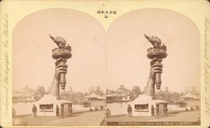 Kolossale hand en fakkel, Vrijheid, Centennial Exhibition, Philadelphia door Centennial Photographic Co.
