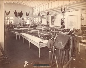 Interieur van het Spaanse regeringsgebouw, in het Spaanse gedeelte van de Centennial Exposition door Centennial Photographic Co.