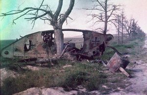 Het wrak van een Duitse tank, vernietigd in de strijd aan het Westfront, Frankrijk, ca. 1914-18 door Charles Adrien