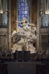 Binnenaanzicht van de Kathedraal van Chartres, het Meesteraltaar (beeldhouwwerk door Charles Antoine Bridan de Assumptie)