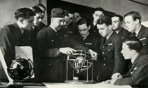 RAF-personeel leert navigatie tijdens de Tweede Wereldoorlog, 1941 door Charles Brown
