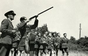 RAF-personeel leert schieten tijdens de Tweede Wereldoorlog, 1941 door Charles Brown
