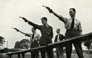 Revolvertraining op de Elementary Flying Training School, 1941 door Charles Brown