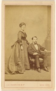 [Ongeïdentificeerd paar: vrouw staand, man met Vandyke baard zittend]. door Charles DeForest Fredricks