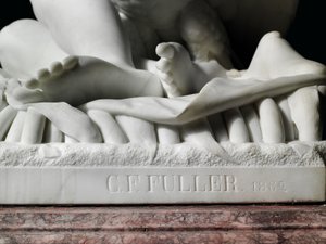 Een levensgrote figuur van Rhodopis op sokkel