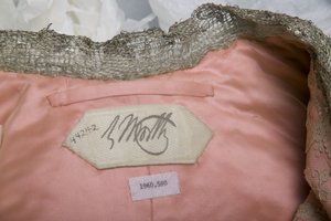 Charles Frederick Worth maker label van binnenkant avondjas van Bertha Palmer, ca. 1902. Worth, Parijs.