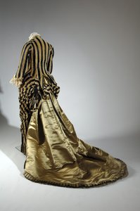 Avondjurk, ca. 1884 (achteraanzicht). Zijde satijn en gesneden fluweel, kant, zijden draad kwastjes en franjes. Charles Frederick Worth, Frankrijk. door Charles Frederick Worth
