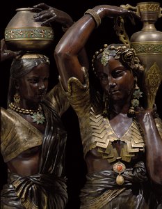 Detail van twee bronzen fakkeldragers in de vorm van Indiase vrouwen die vazen dragen