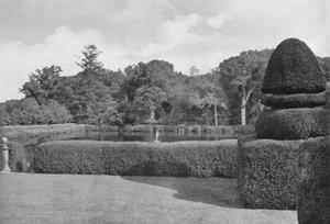 De Karpervijver omzoomd met Buxus door Charles Latham