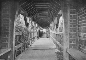 De overdekte weg over de brug door Charles Latham