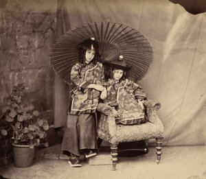 Lorina en Alice Liddell in Chinese Kleding door Charles Lutwidge Dodgson